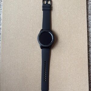 Samsung Galaxy Smartwatch with Circular Display and Sleek Design